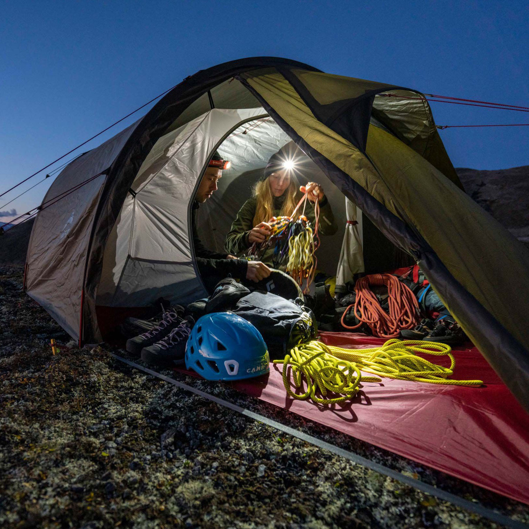 Tunnel tent outlet